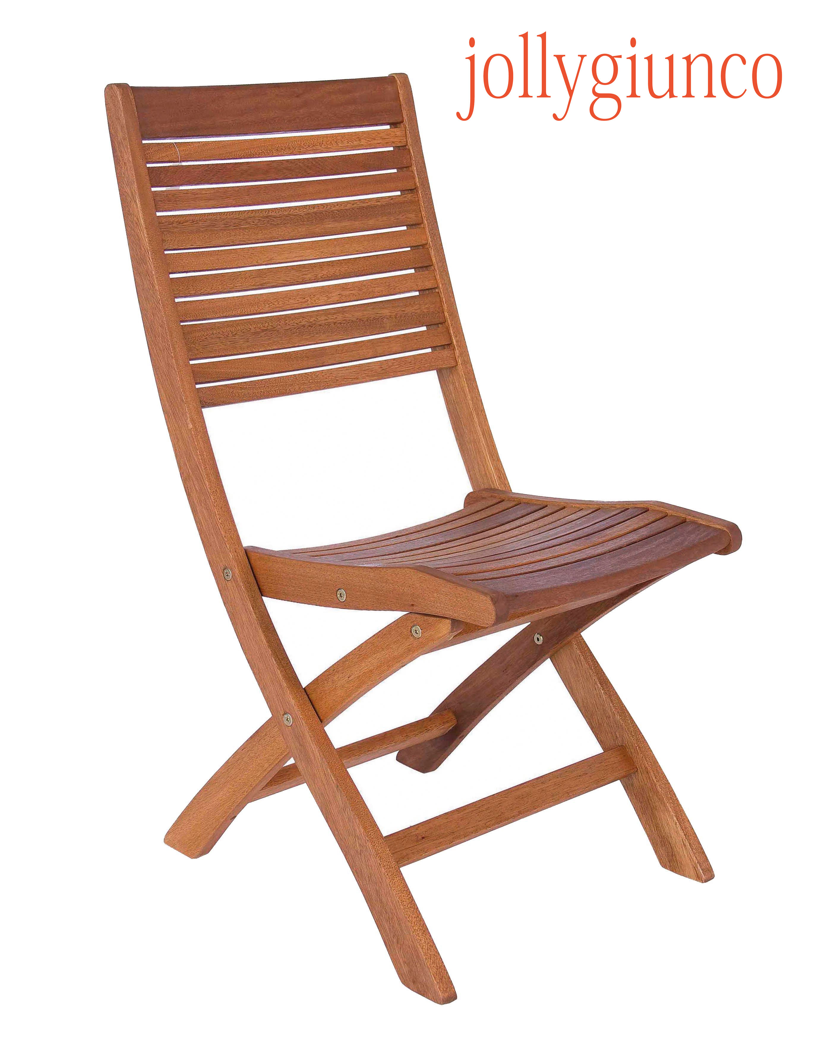 Tavoli in legno allungabili da giardino, con sedie.