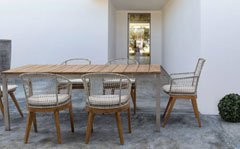 SEDUTA E STRUTTURA IN ACCIAO GALVANIZZATO . INTRECCIO IN FIBRA SINTETICA. GAMBE IN TEAK - SVLK (LEGNO CERTIFICATO PROVENIENTE DA FORESTE SOSTENIBILI) CON FINITURA RUSTICA. CUSCINO SFODERABILE CON IMBOTTITURA PER ESTERNO QUICK DRY FOAM (ANTIUMIDITA'). FODERA PER ESTERNO SUNBRELLA (100%ACRILICO), IDROREPELLENTI E RESISTENTI AI RAGGI UV.