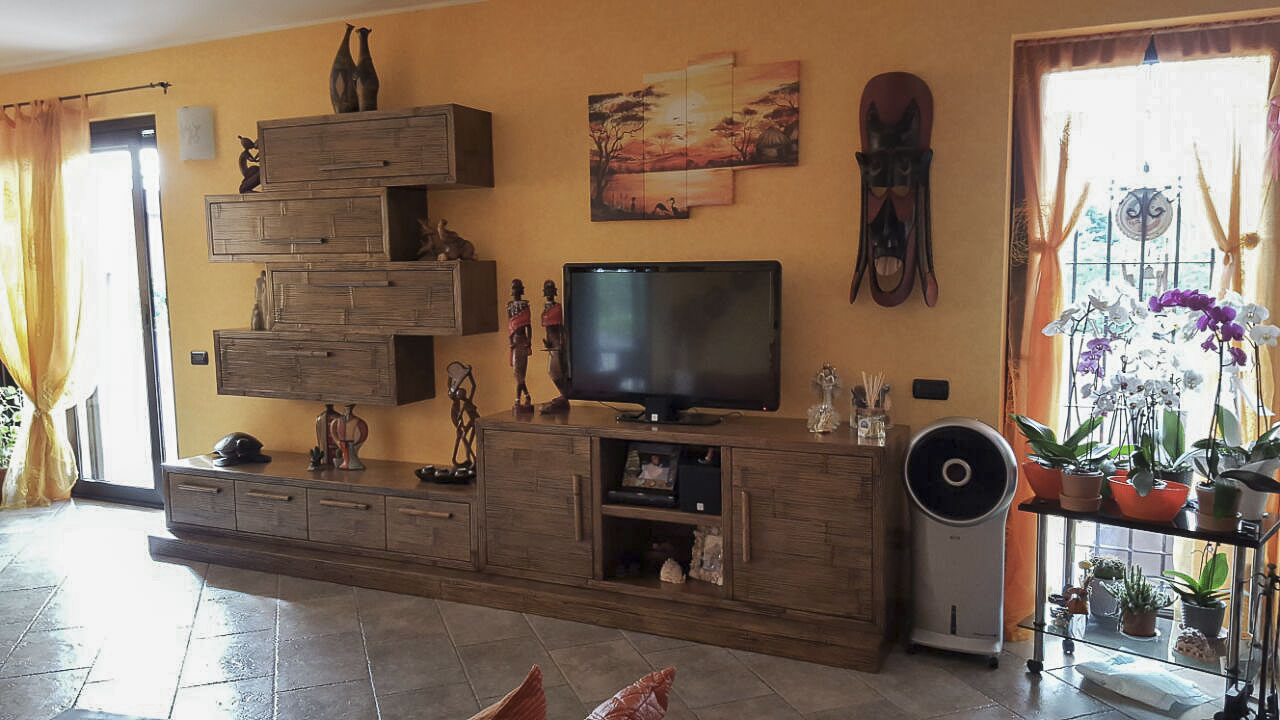 Produzione soggiorno in crash bambù e legno. Mobili di soggiorno