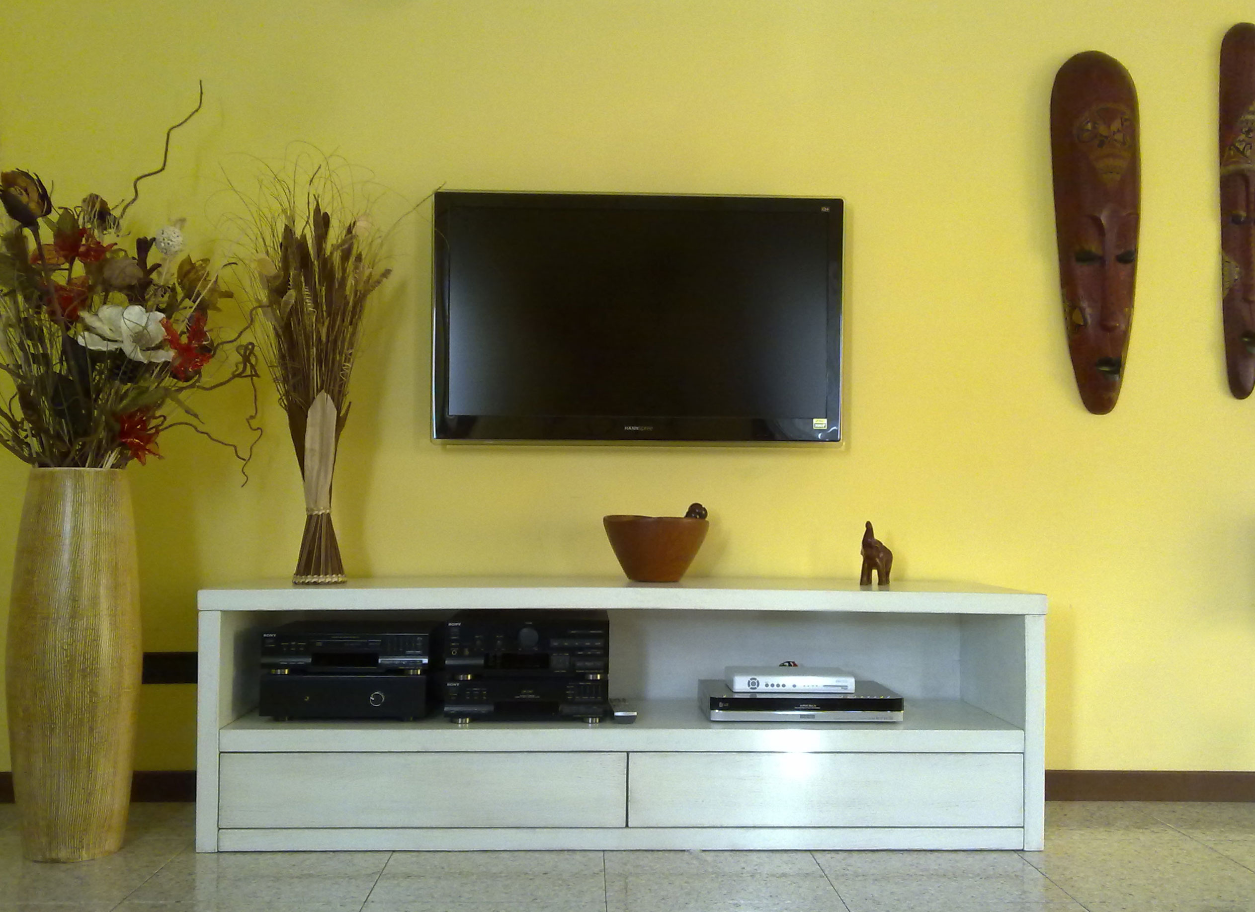 Costruisce e produce mobili in legno.