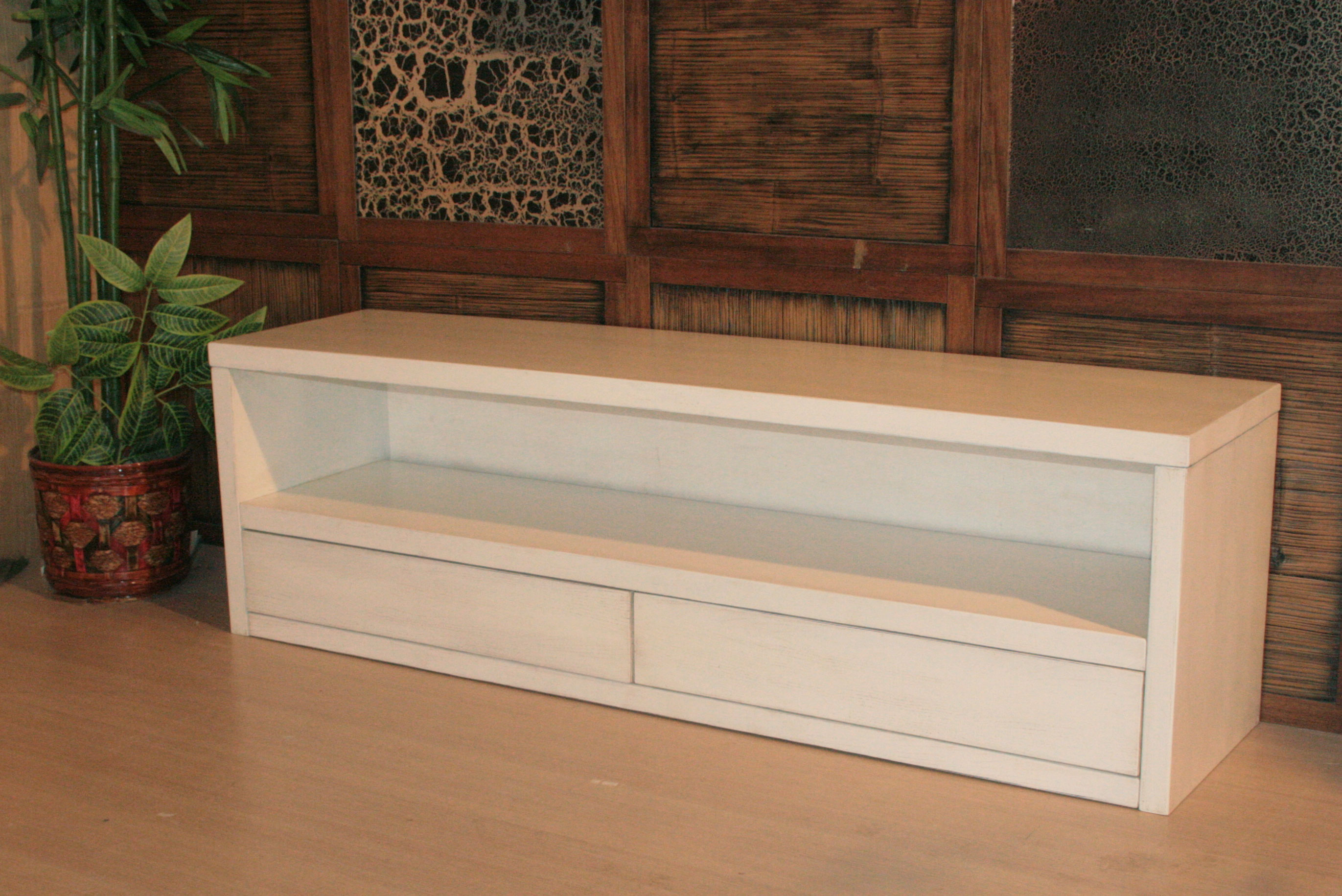 Costruisce e produce mobili in legno.