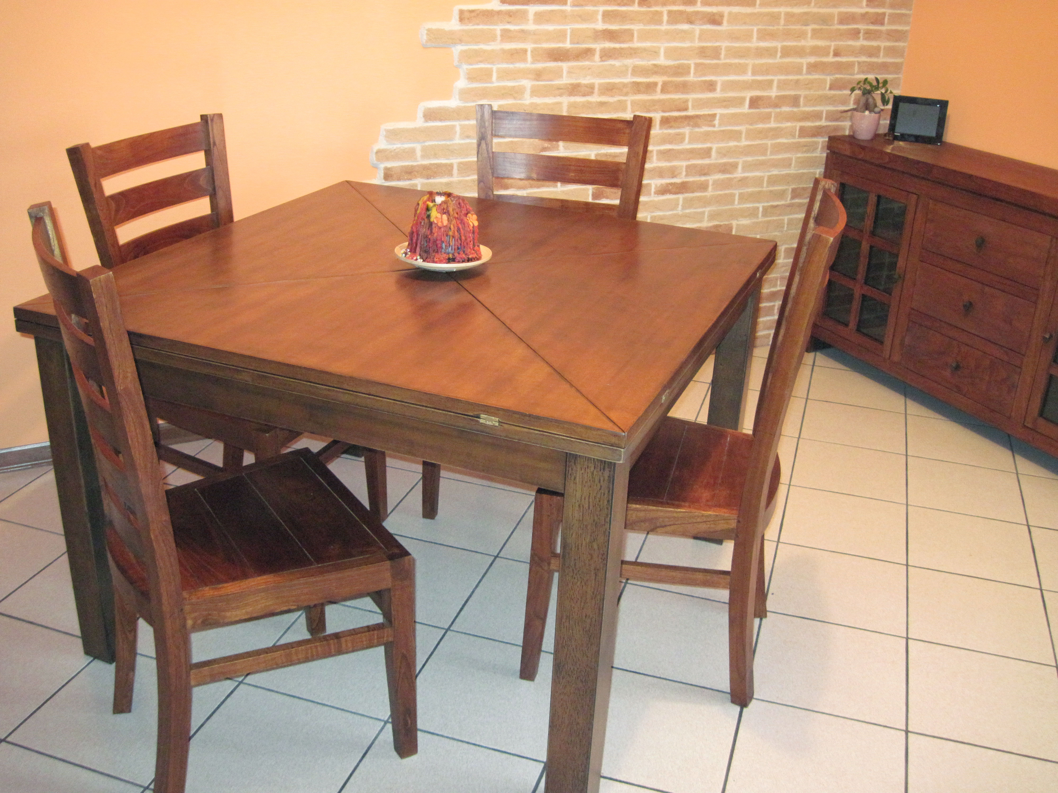Costruisce e produce mobili in legno. Tavolo 120x120 bianco