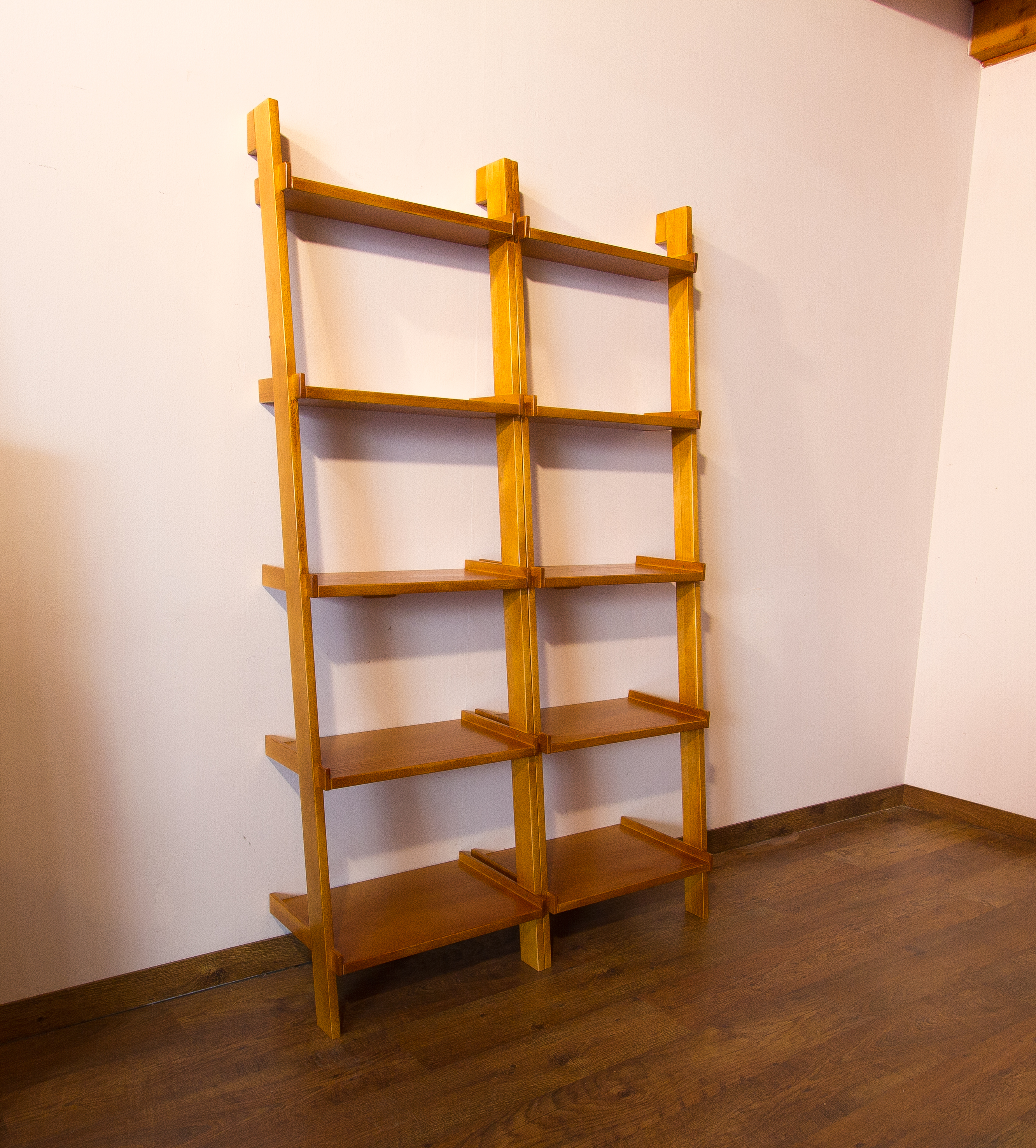 Costruisce e produce mobili in legno. Scaletta scorrevole per libreria