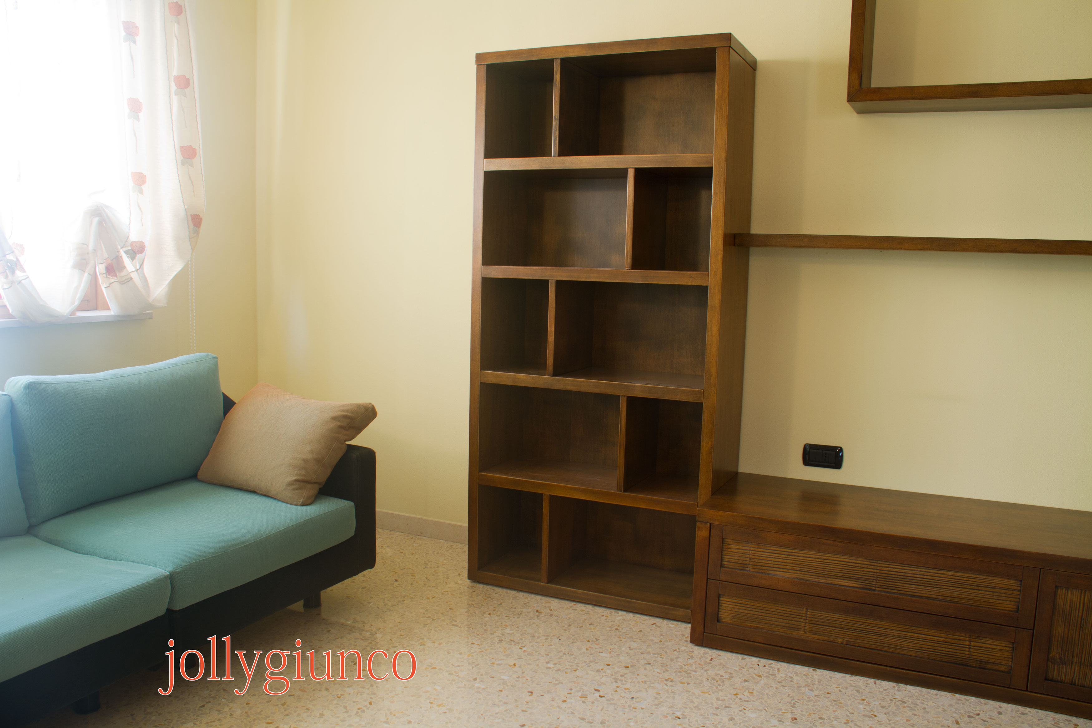 Costruisce e produce mobili in legno.