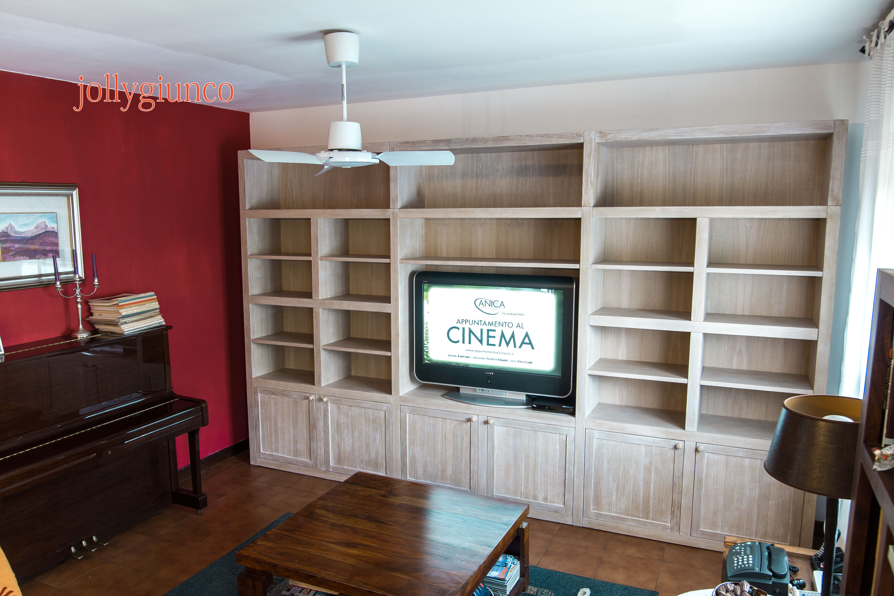 Costruisce e produce mobili in legno. Librerie pareti attrezzate