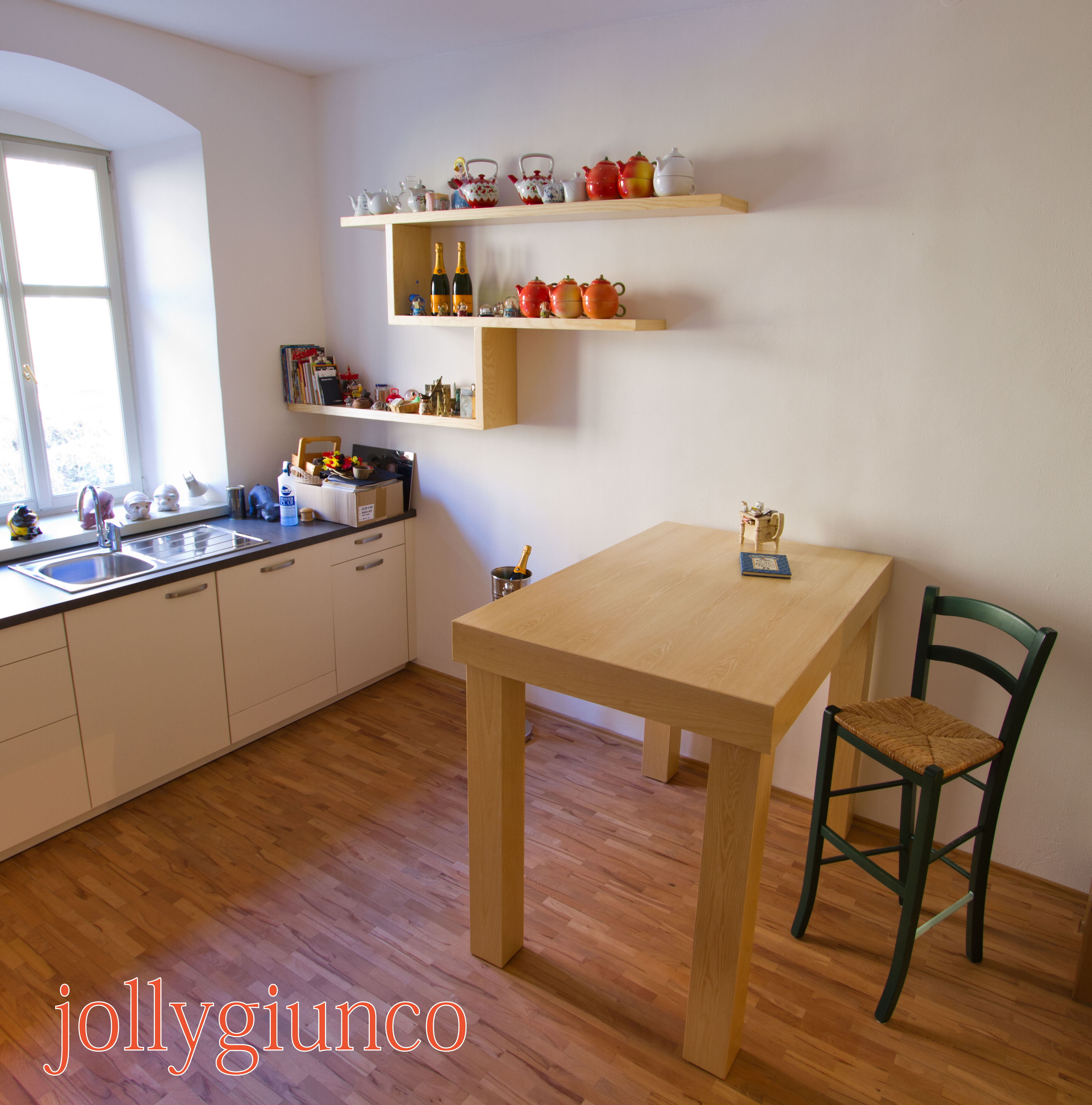 Costruisce e produce mobili in legno. Tavolo 120x120 bianco