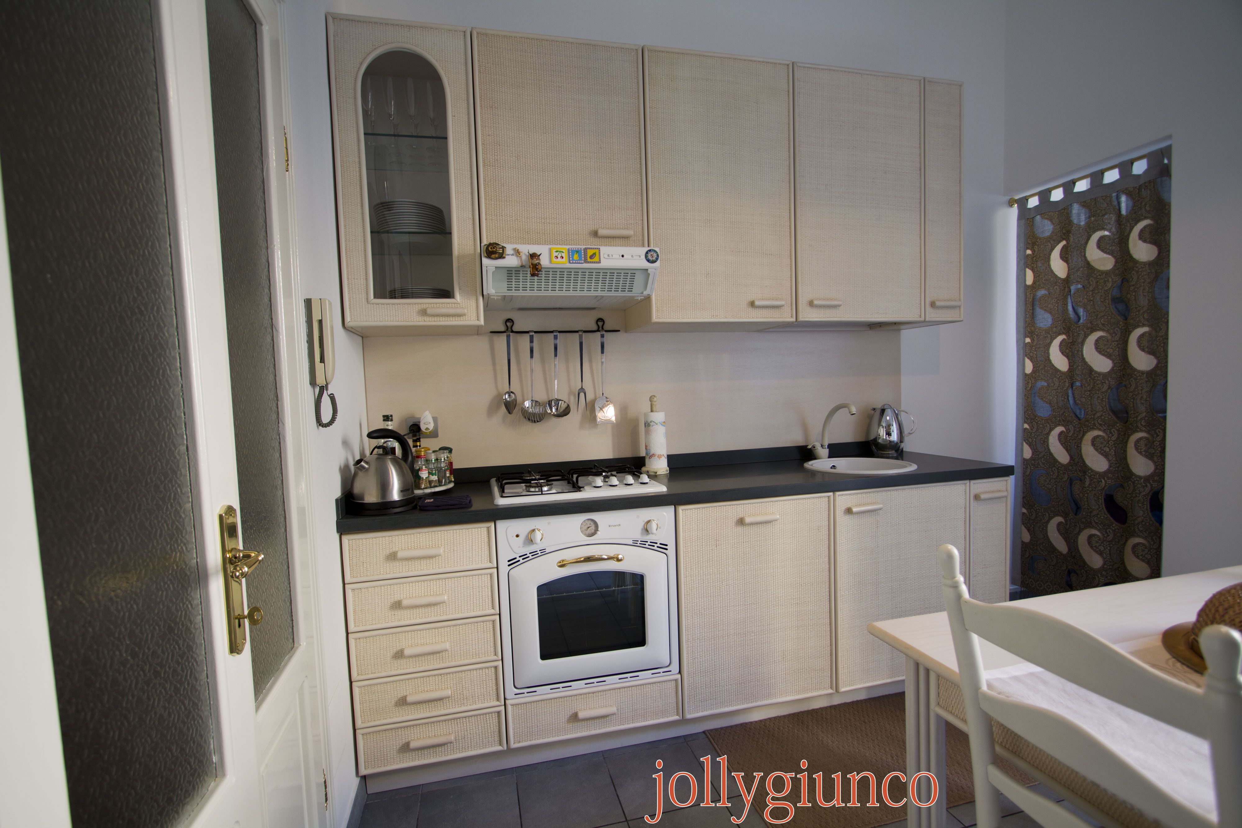 Produzione cucine in bamboo, rattan, midollino. Vetrina cucina