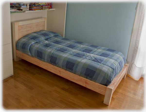 Letto singolo in legno