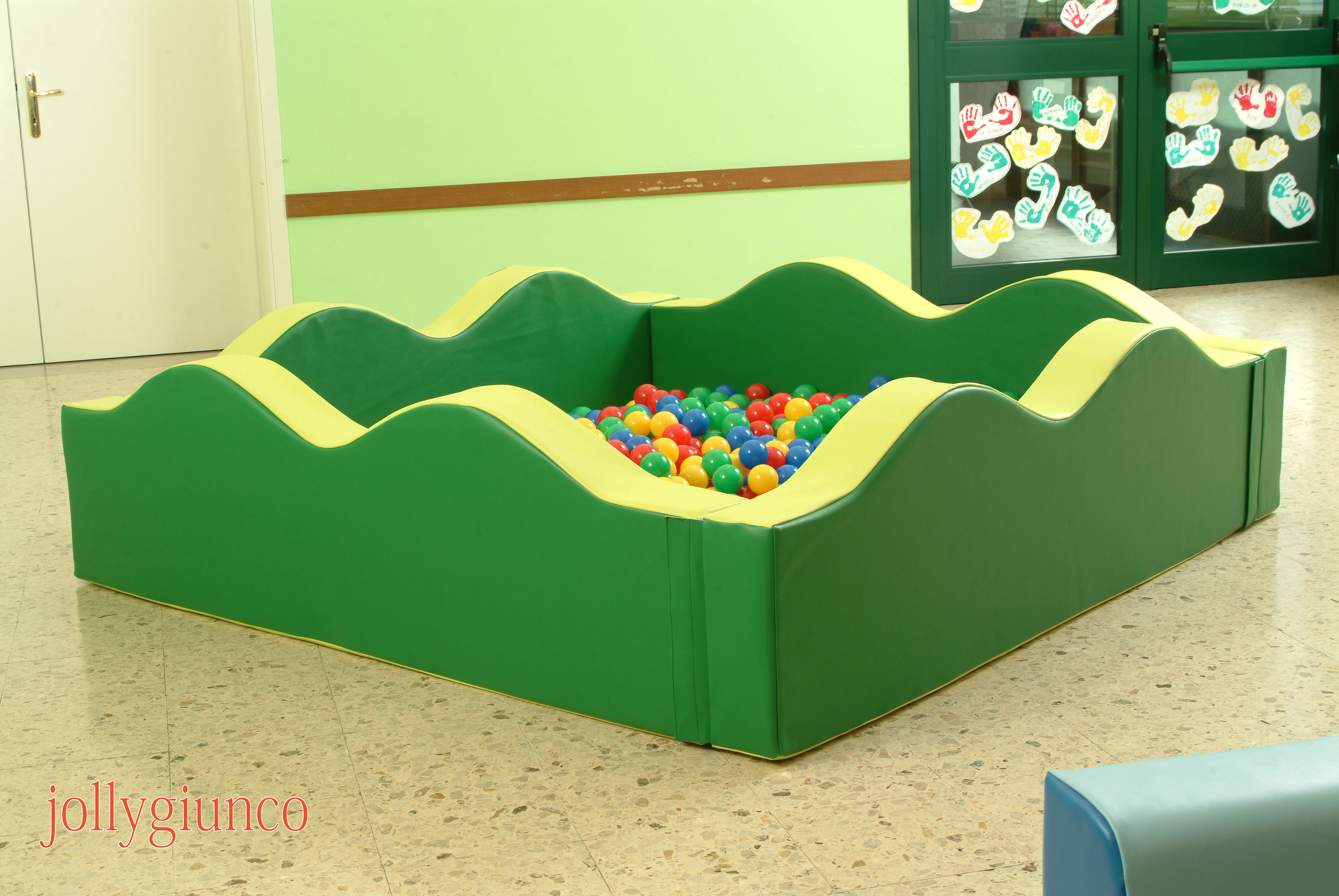 Piscine per bambini con palline.