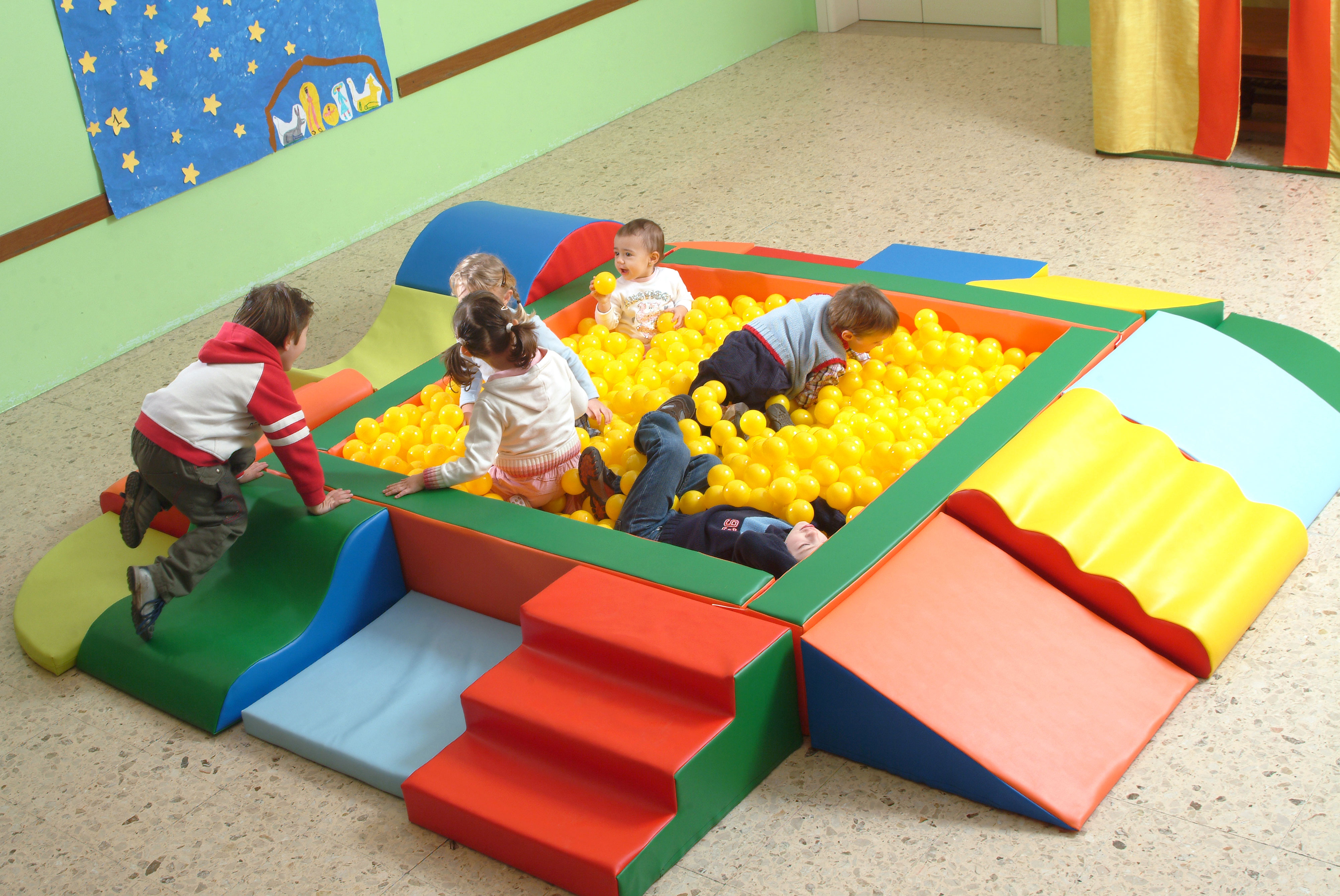 Piscine per bambini con palline.