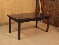 tavolo in legno con aperture 