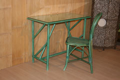 Scrivania in rattan con piano vetro