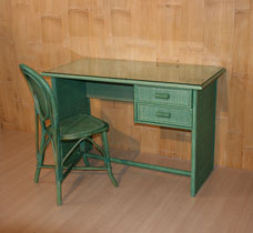 Scrivania in rattan con piano vetro