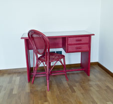 Scrivania in rattan con piano vetro